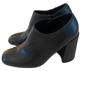 Madden Girl Whittley Black Block Heel Side Zip Ankle Boots in Ladies Size 6.